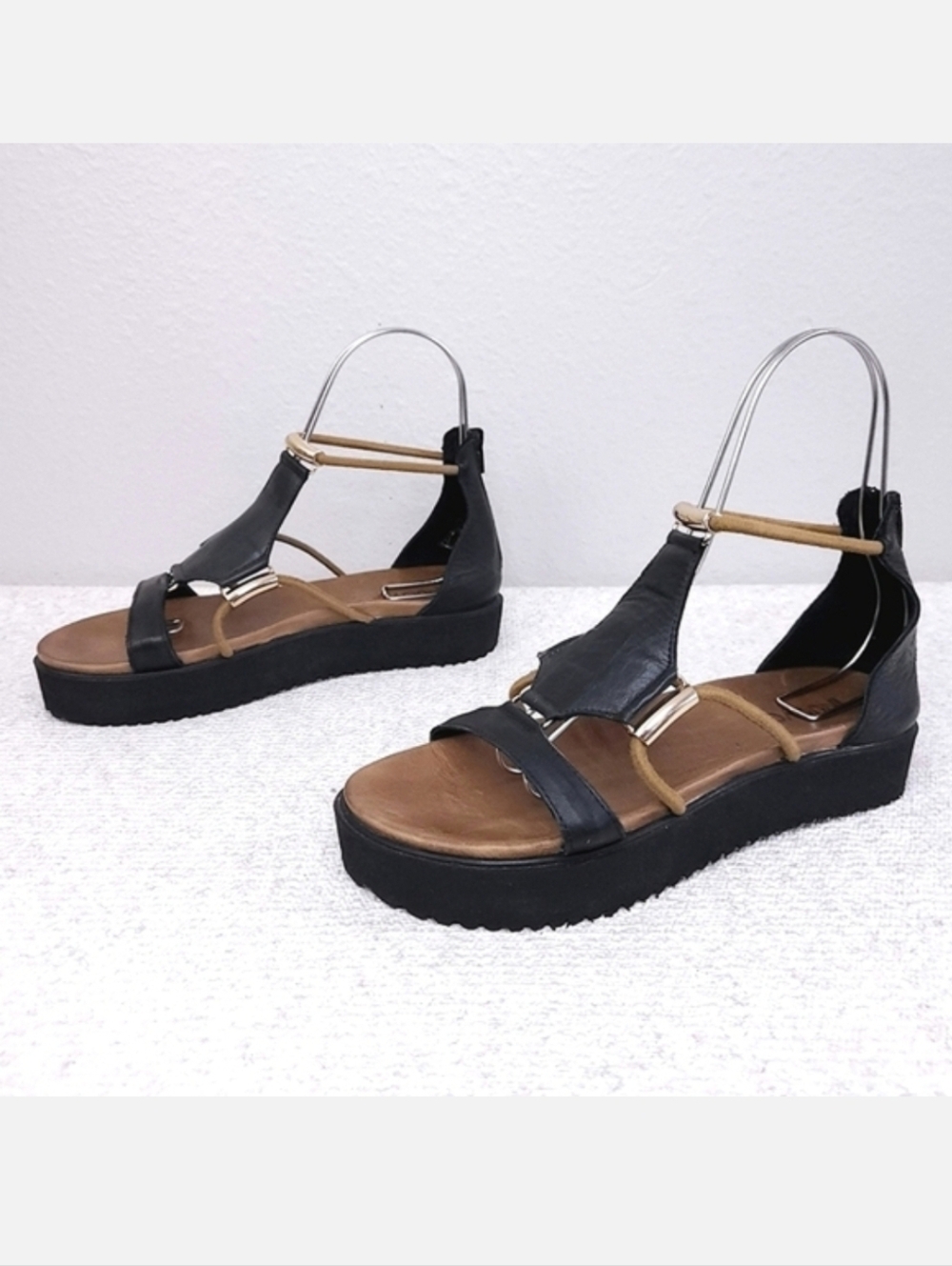 INUOVO Gladiator Sandals Black Leather Strappy Platform Flats US 8